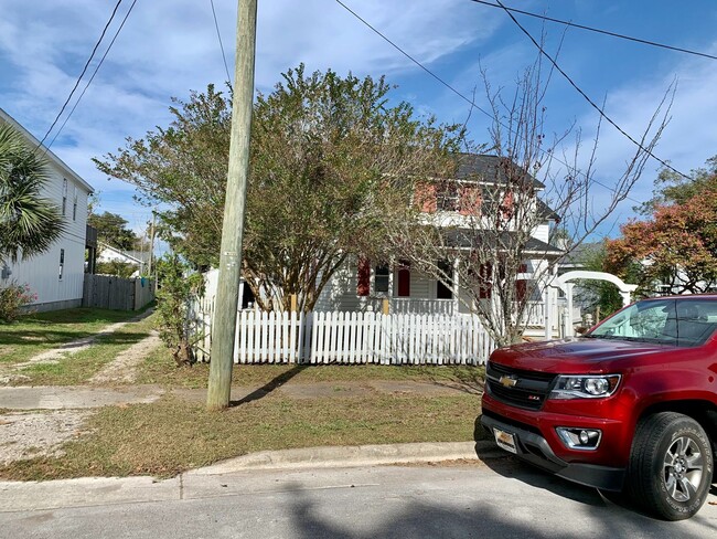 Building Photo - Charming 2 Bedroom with bonus room home in Historic Downtown Morehead City Walking District! Walk...