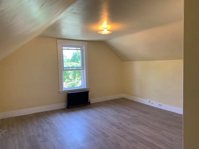 Building Photo - 65 Bacon St