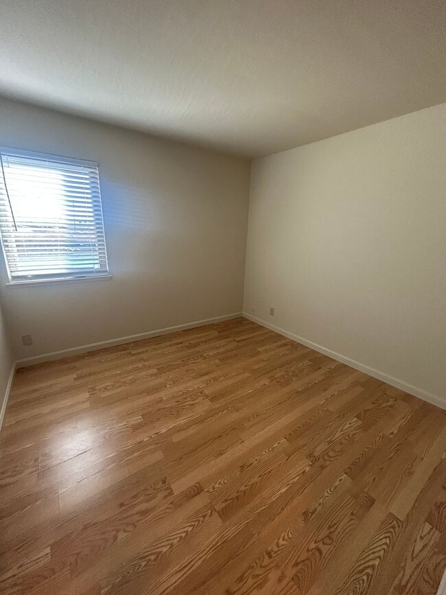 Building Photo - Marina Gardens Townhouse!  End unit, excel...