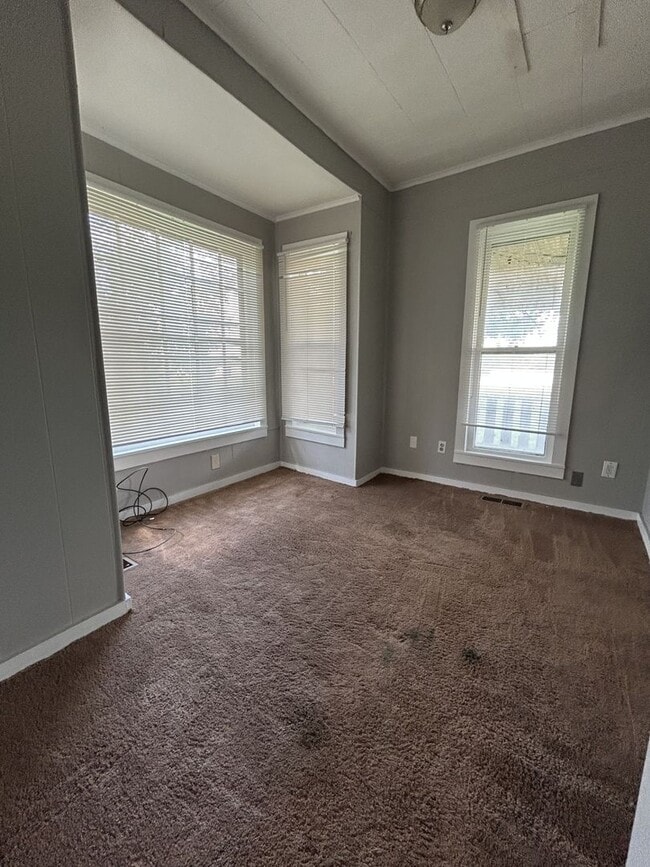 Building Photo - 2 bedroom 1 bath