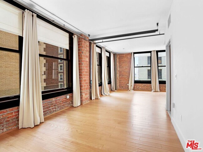 Building Photo - 460 S Spring St