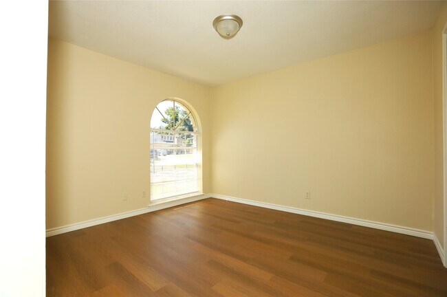 Building Photo - 206 Banyan Dr