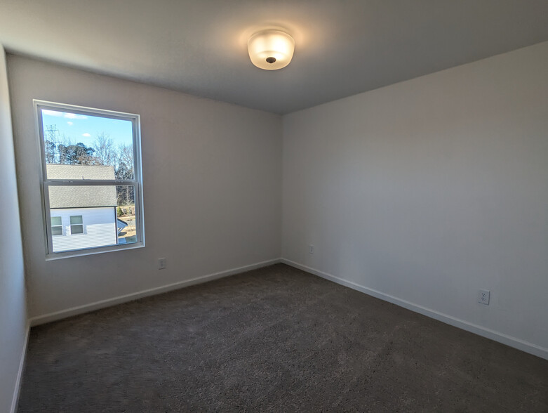 Building Photo - Room in Townhome on Pagebrook Lane