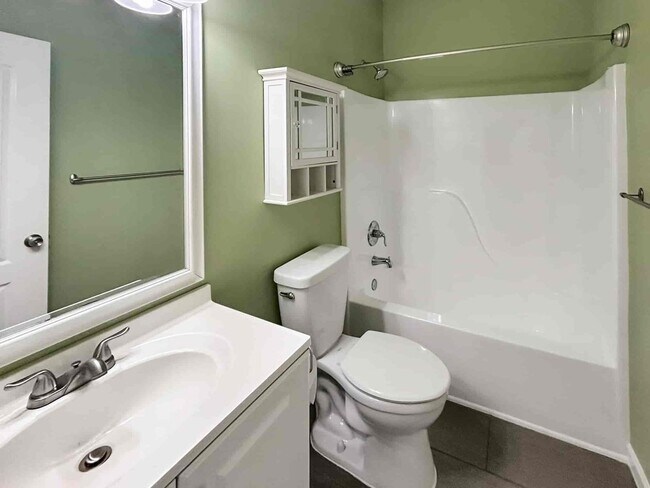 Building Photo - 670 Mitchell Dr