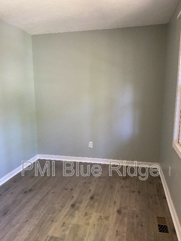 Building Photo - 325 Comet Dr