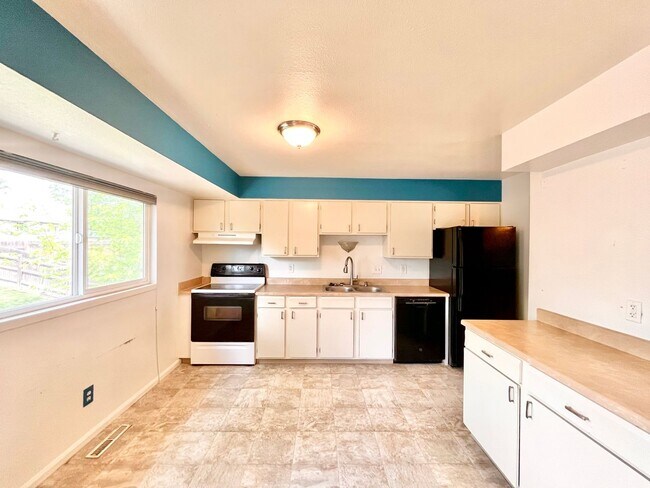 Building Photo - *** MOVE IN SPECIAL 2 WEEKS FREE*** Beautiful 4 bed/ 2 bath Home