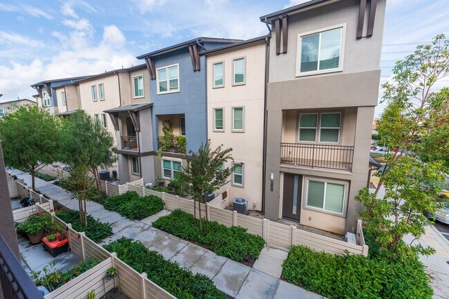 Building Photo - Newer townhome rental located in the gated One Seven Eight community!