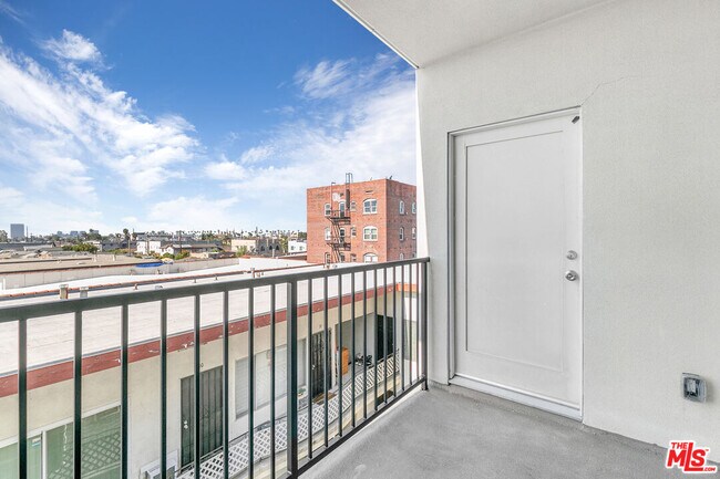 Building Photo - 1227 N Berendo St