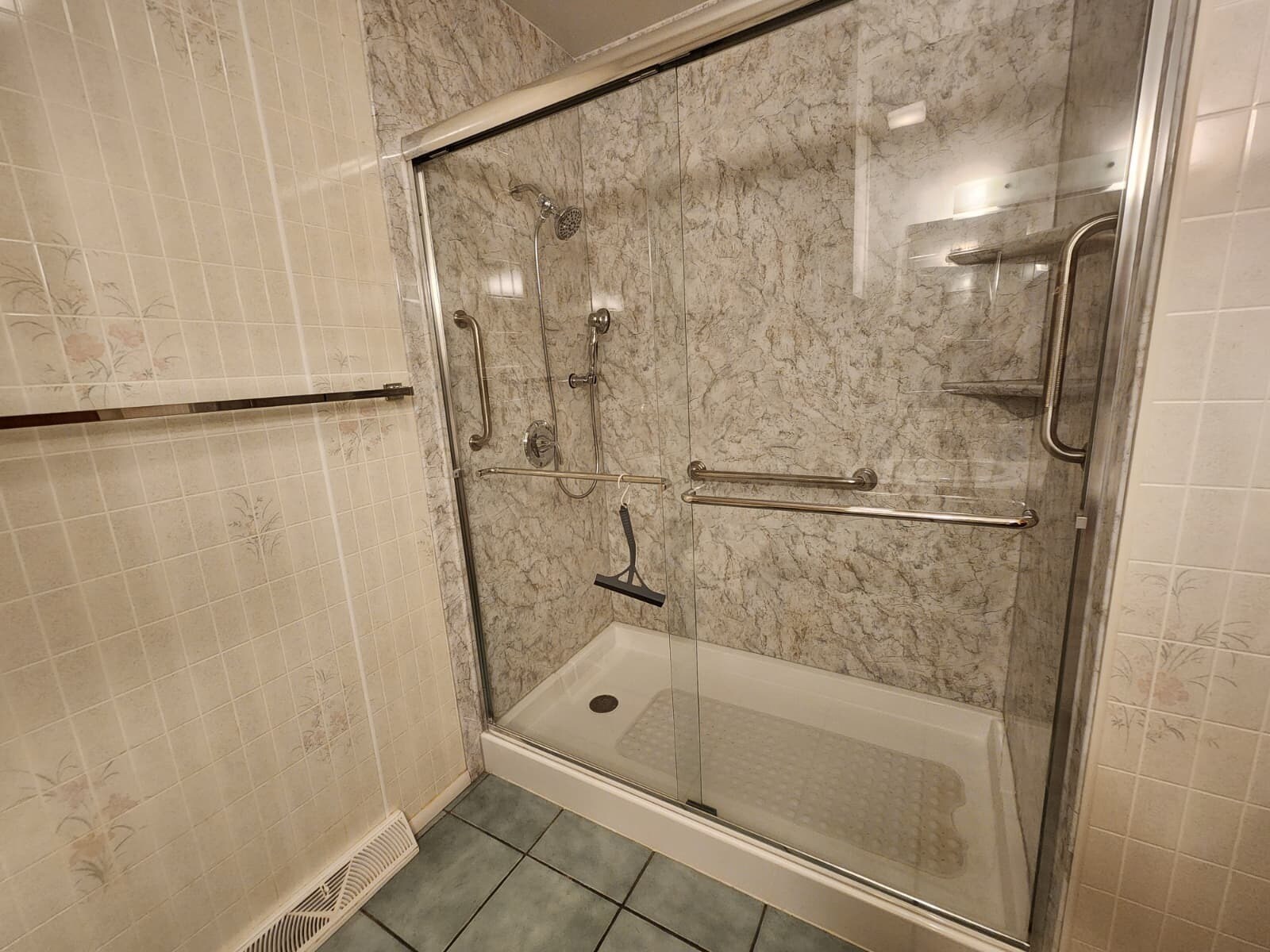 Main Bathroom - 1204 Prairie View Rd