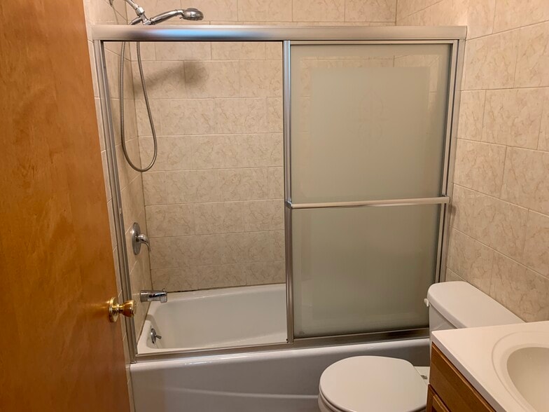 2nd floor bathroom - 1229 Wood St