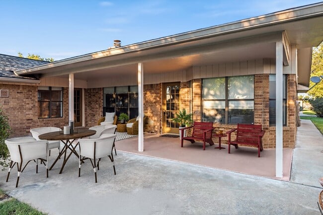 Building Photo - 421 St Andrews St