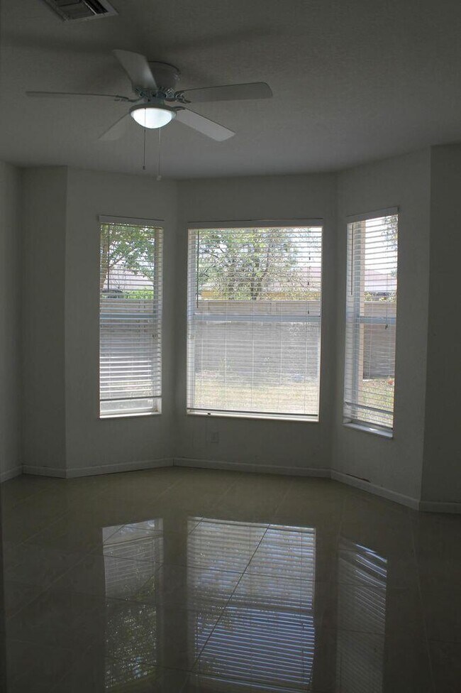 Building Photo - 1804 SW Jamesport Dr
