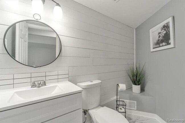 Building Photo - 1116 Lakeview Cir