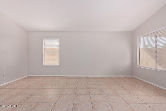 Building Photo - 208 E Devon Dr