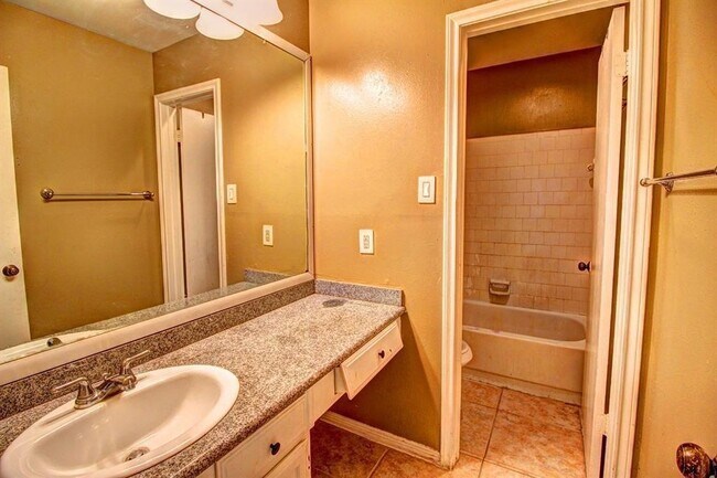 Building Photo - 11818 Plumpoint Dr