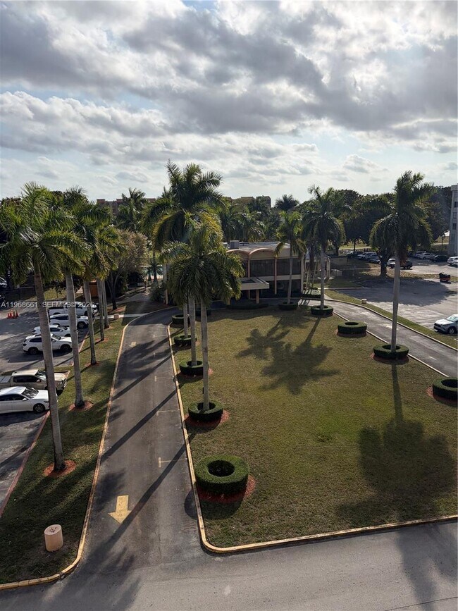 Building Photo - 9300 Fontainebleau Blvd