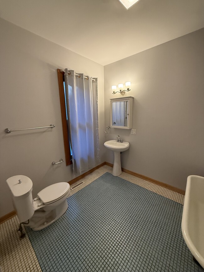 Building Photo - 1333 E Wilson St