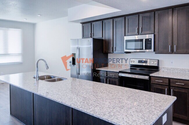 Building Photo - 1043 W 400 S