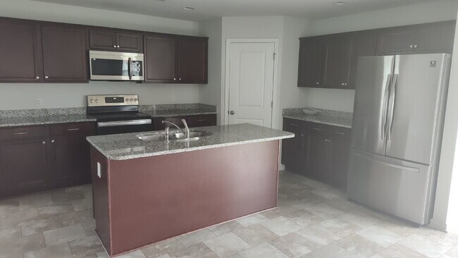 Building Photo - Huge Well-Kept Home in Guyton
