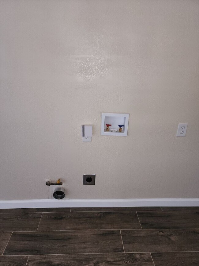 Building Photo - Recently Updated -  2 Bedroom 1 Bathroom O...