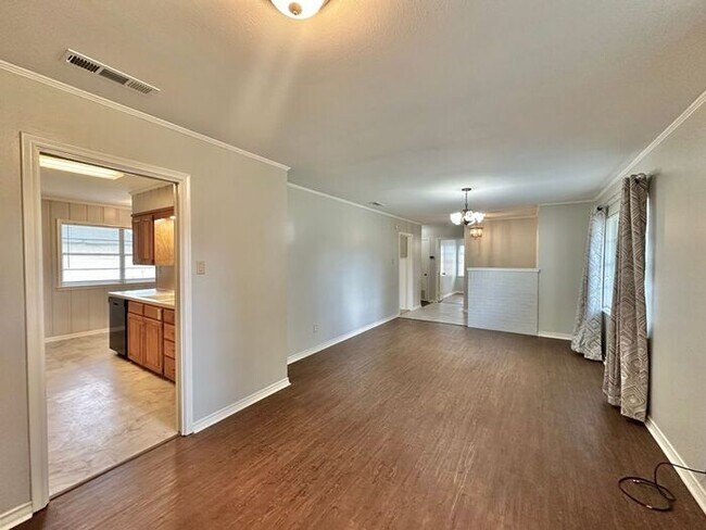 Building Photo - Spacious 3-Bed, 2-Bath Home with Large Sho...