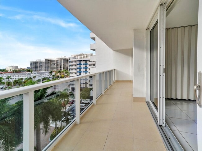 Building Photo - 3140 S Ocean Dr