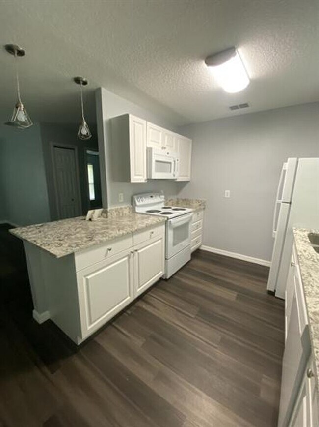 Building Photo - AVAILABLE FEBRUARY – UPDATED 3 BEDROOM / 2 BATH HOME IN EUSTIS