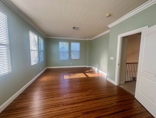 Building Photo - Beautiful Newer Home, Very Clean- Move In ...