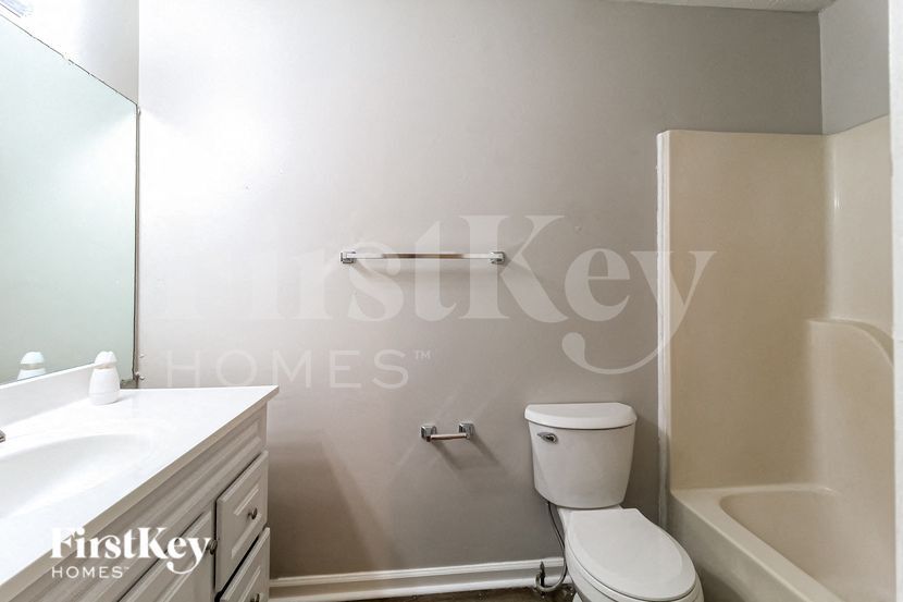 Building Photo - 911 Providence Way