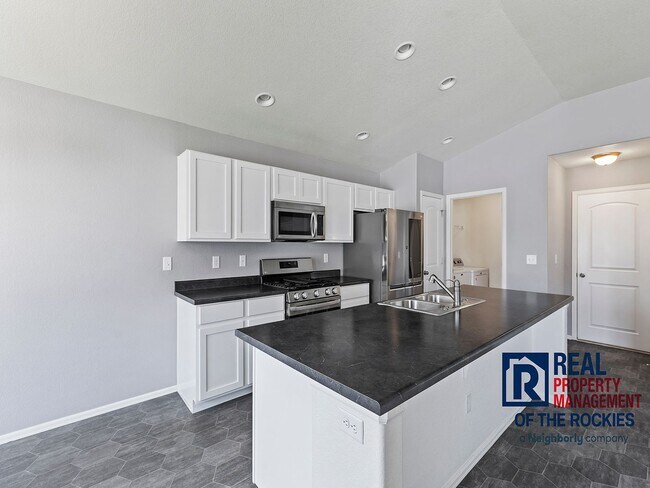 Building Photo - Beautiful, Well-Maintained Ranch Home in S...