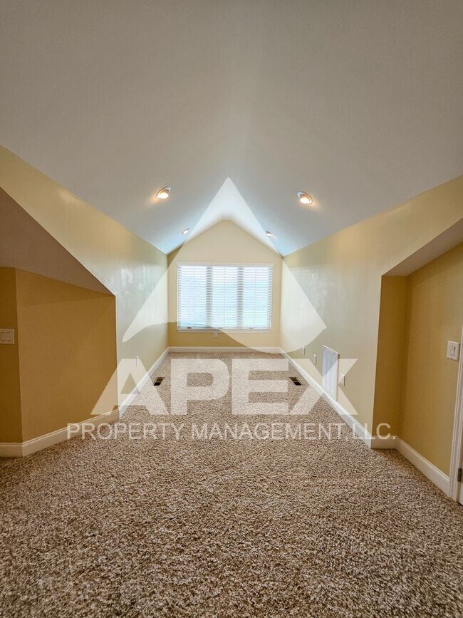 Building Photo - Gorgeous 4 Bd/3 Ba Luxury Condo in the Cot...