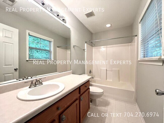 Building Photo - 6522 Point Comfort Ln