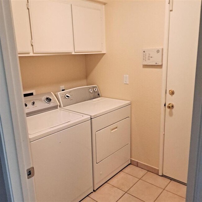 Building Photo - 1260 Ave Rosa Mundi