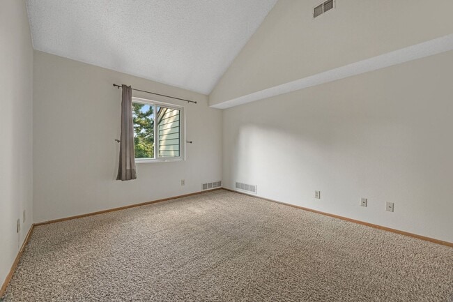 Building Photo - Spacious 3BR/3BA Condo w/ Loft & Vaulted Ceilings!