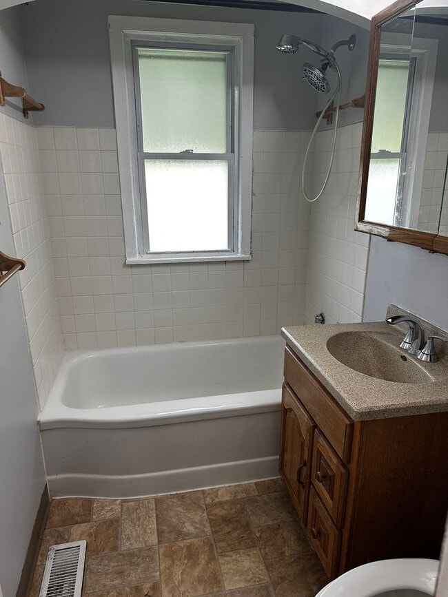 Building Photo - 3 bedroom 1.5 Bath Single family home in P...