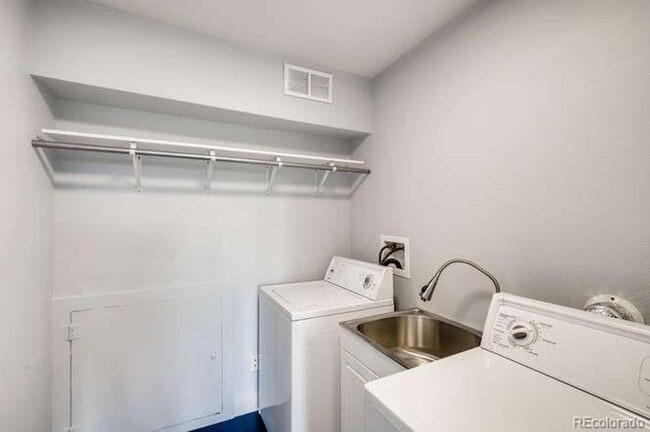 Building Photo - Beautifully Remodeled 3 bedroom Townhome in the Pinery.