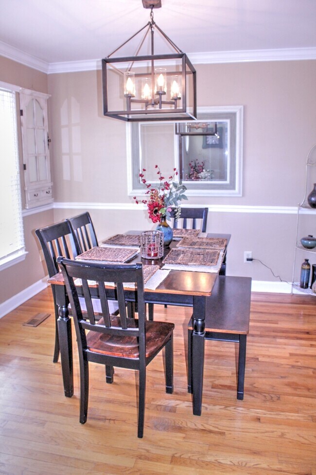 Building Photo - Beautiful home with Fenced Yard & Screened Porch!