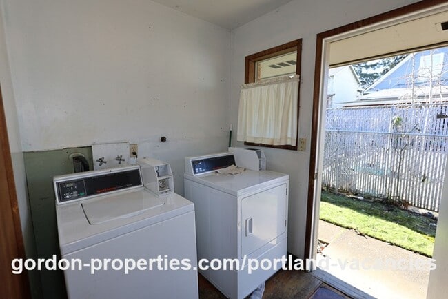 Building Photo - NE 65th Ave - End unit 1 bedroom apartment