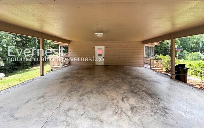 Building Photo - 2 Bed/1 Bath Home with Carport / Pet-Friendly / Available Now!