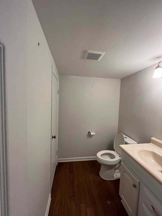 Building Photo - 2 bed/1.5 Bath Condo in Green Hills, Commu...