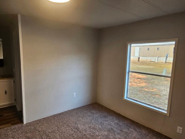 Building Photo - 3 bed 2 bath mobile home Secrion 8 accepted