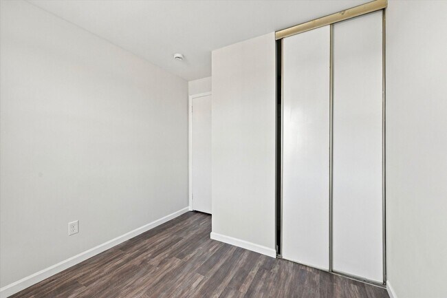 Building Photo - 1424 Valley Dr