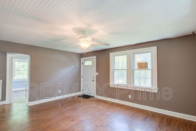 Building Photo - 27 Ansell Ave