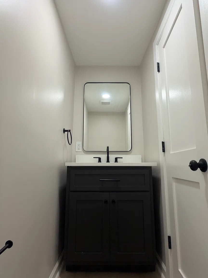 Building Photo - Room in Apartment on Comet Ives Ln