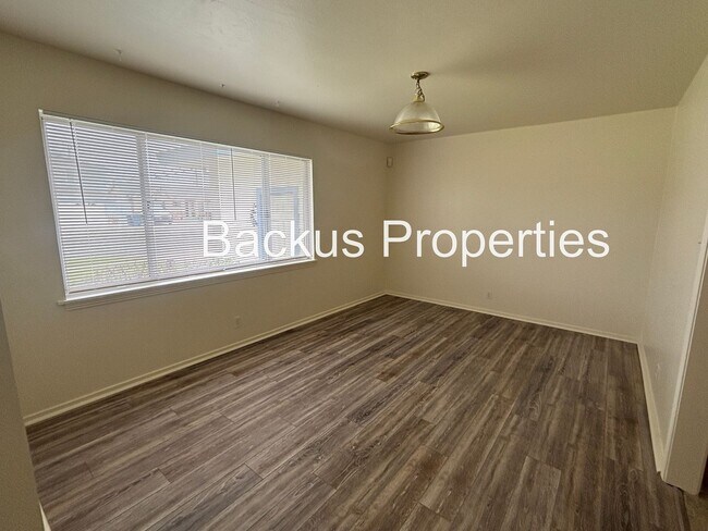 Building Photo - Great one level three bedroom home in South Salinas