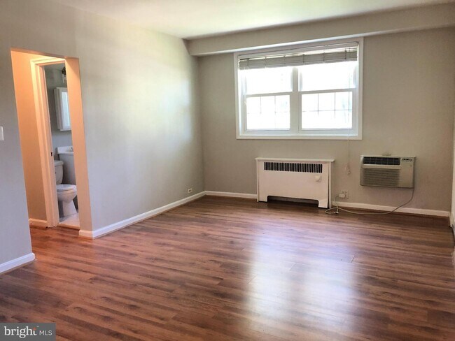 Primary Photo - 223 S George Mason Dr