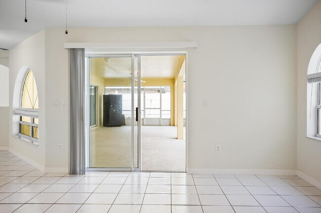 Building Photo - Palm Harbor Pool Home