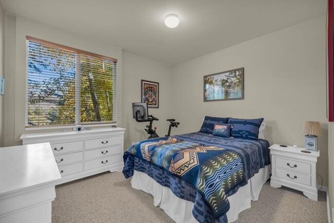 Building Photo - 2 Bed Pinecreek Condo with garage