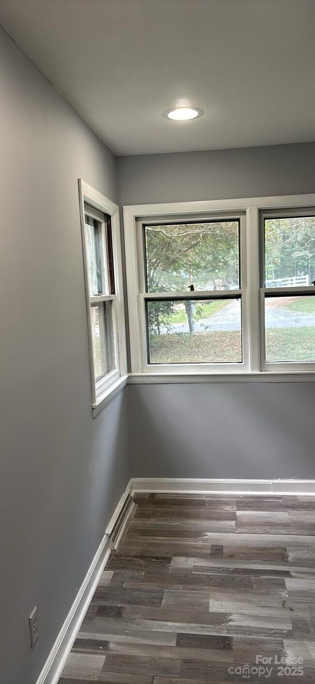 Building Photo - 6225 Branch Hill Cir