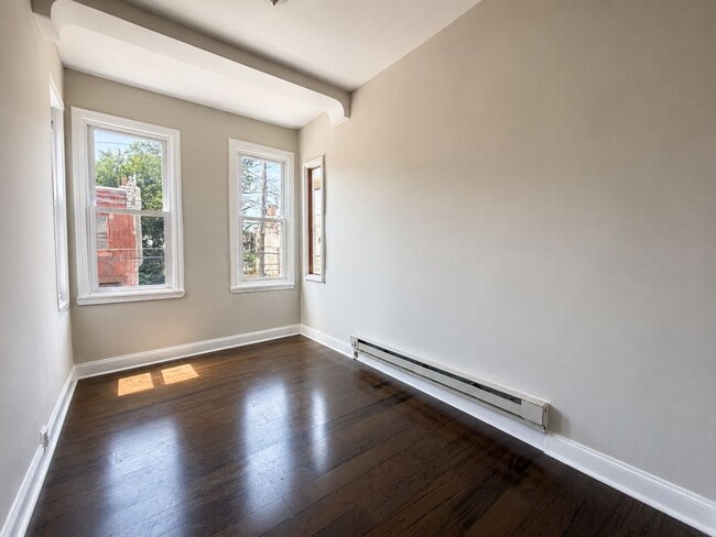Building Photo - 925 W Seltzer St